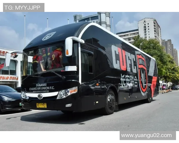 足球明星乘坐大巴的精彩瞬间视频曝光引发球迷热议 足球明星乘坐大巴的精彩瞬间视频曝光引发球迷热议